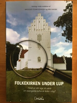 Folkekirken Under Lup - Massoud Fouroozandeh - Bog