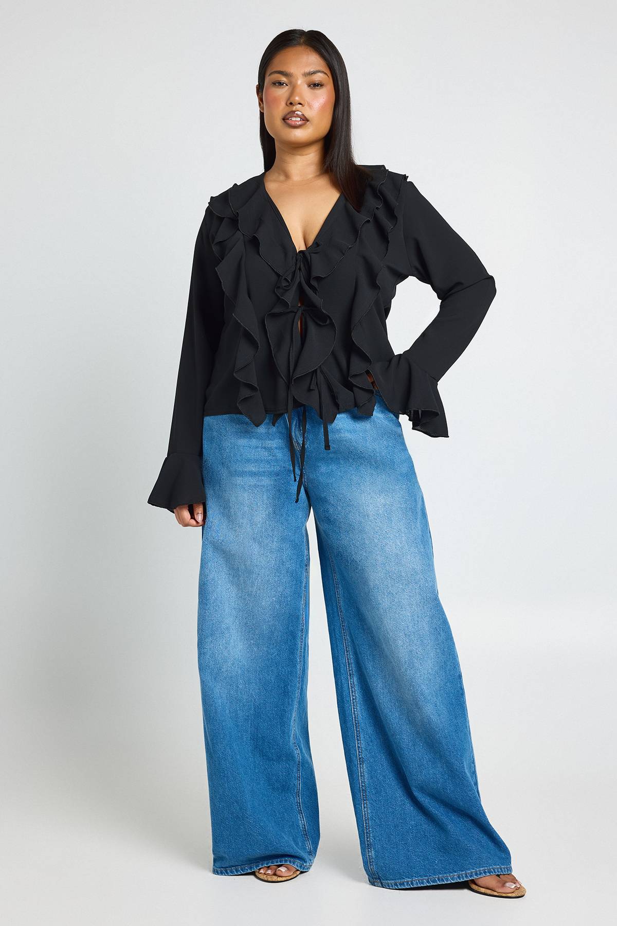 boohoo Blouse Grande Taille À Volants Et Nœud Devant
