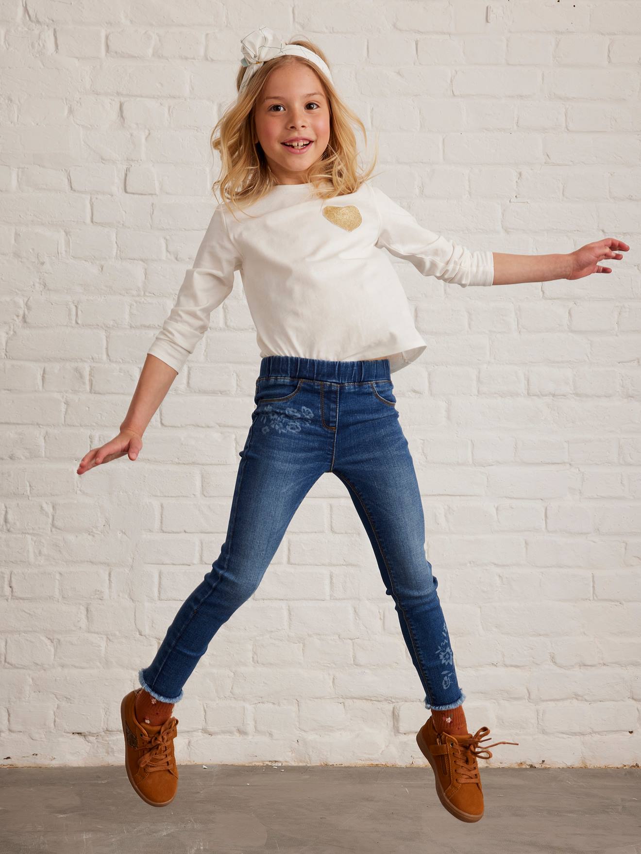 Calça legging infantil com estampa a laser, na cor azul médio lisa com detalhes.
