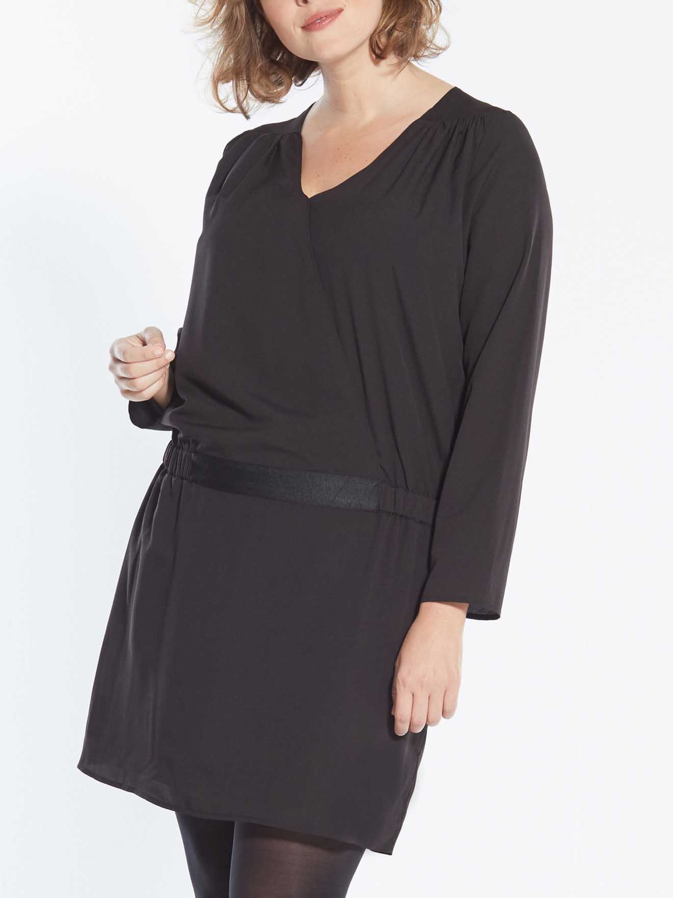 Robe courte unie poitrine généreuse