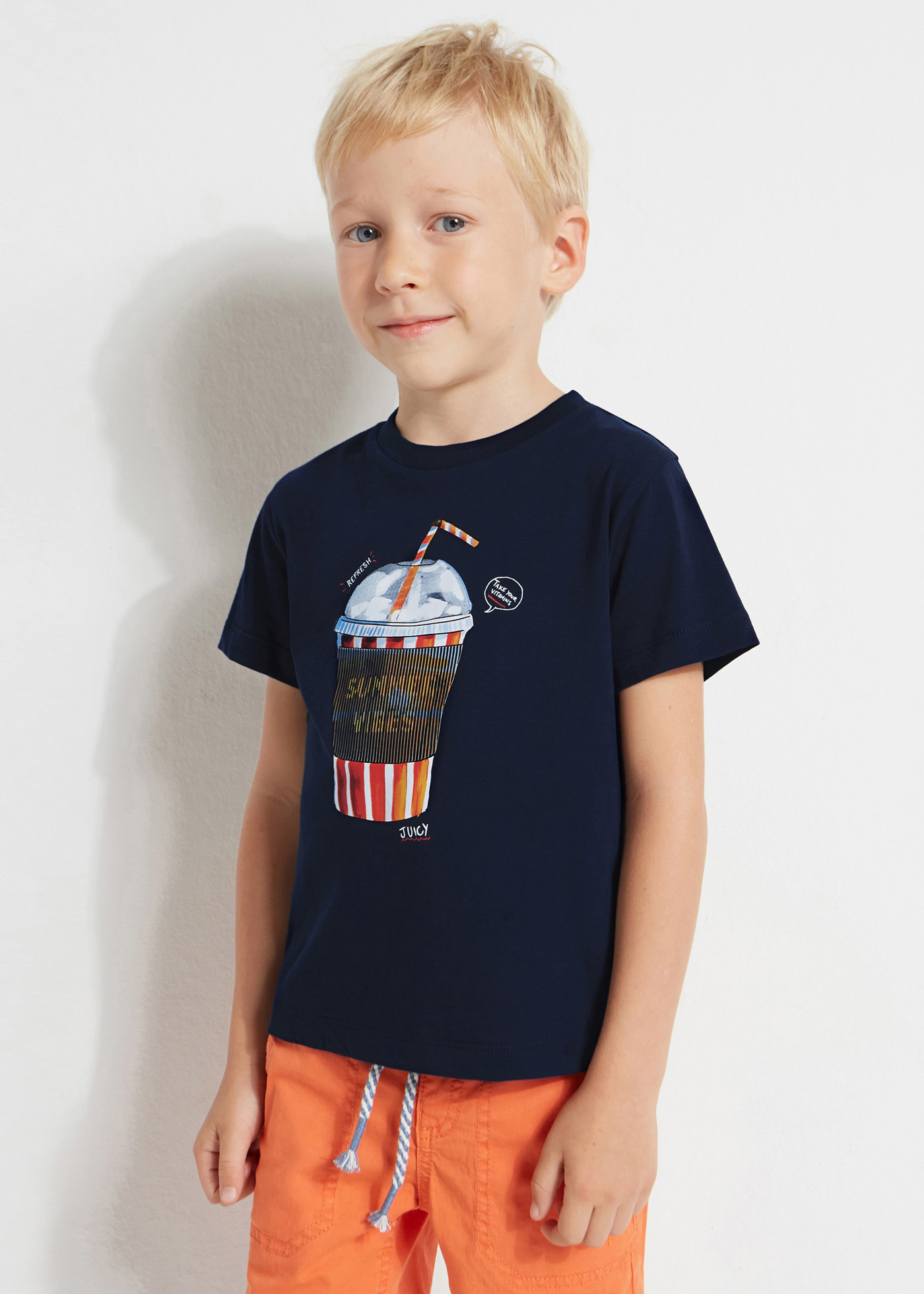 Camiseta infantil com estampa interativa, feita de algodão sustentável.