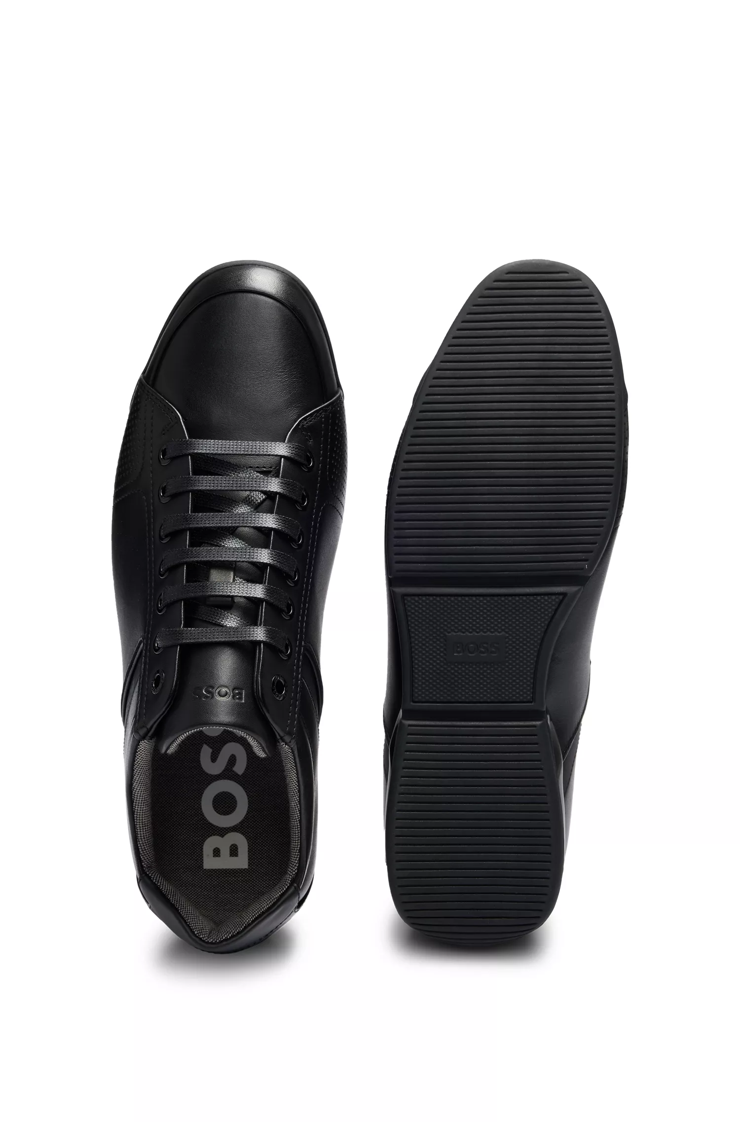 Tênis BOSS em couro preto com forro anti-odor.