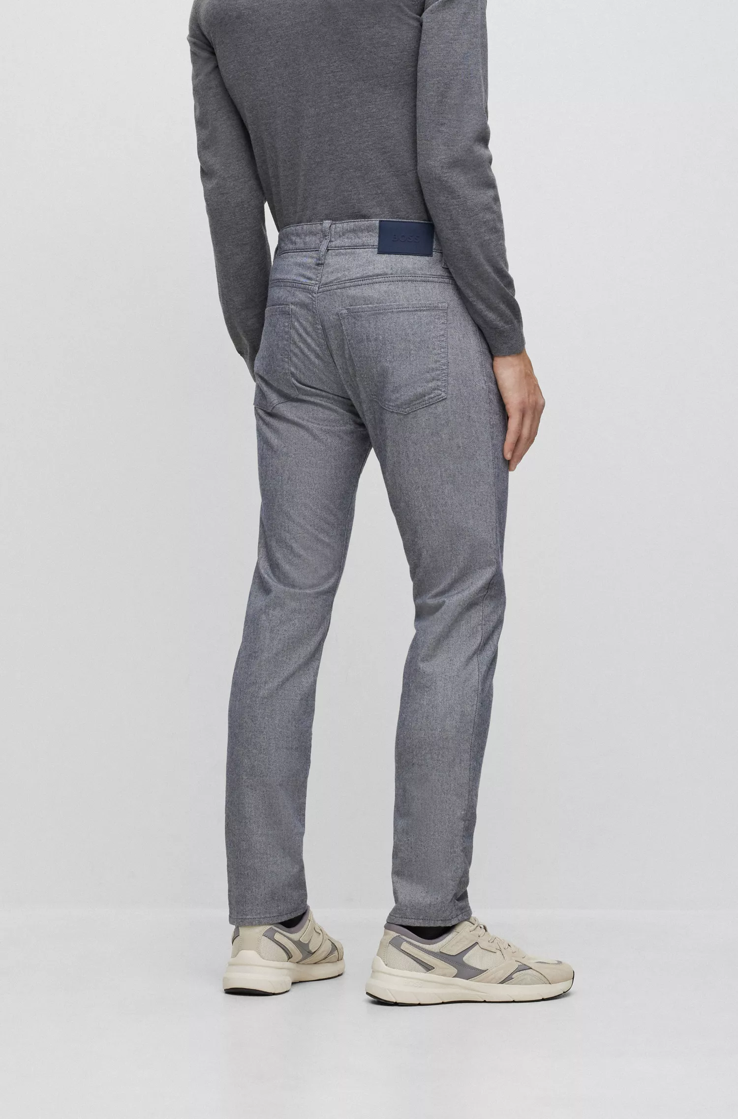 Calça jeans BOSS preta, corte slim, em sarja escovada bicolor.