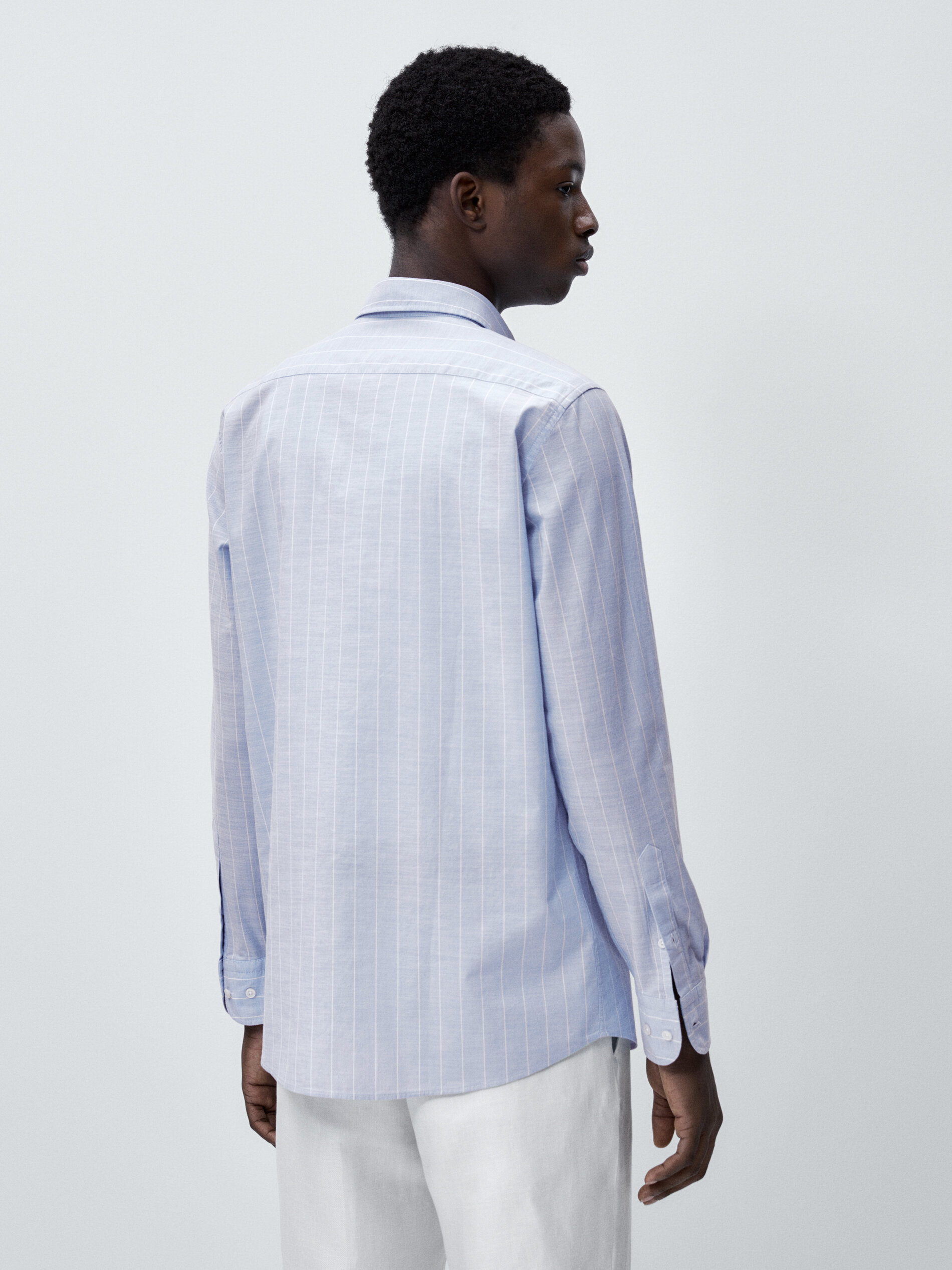 Camisa listrada de algodão com textura irregular e modelagem regular - AZUL CLARO