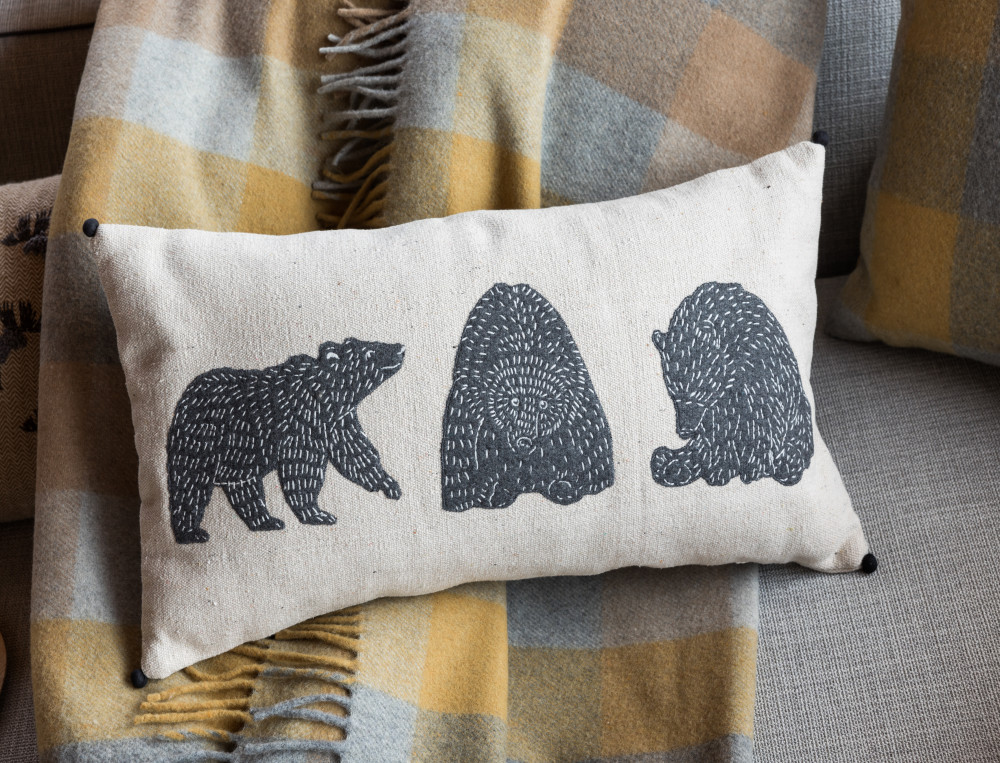 Coussin brodé ours-Au refuge