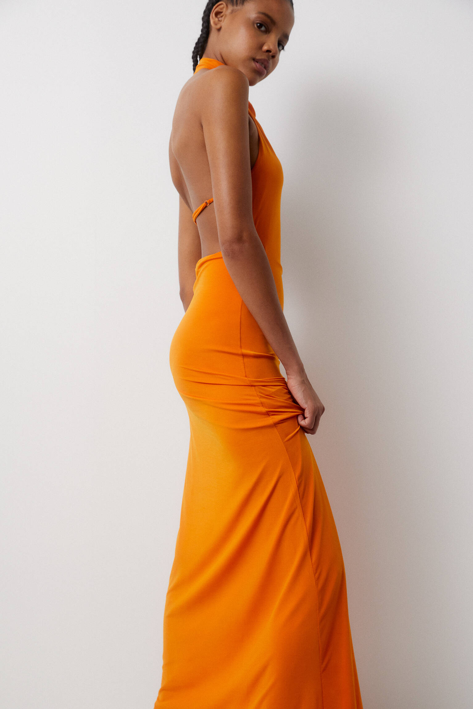 VESTIDO LONGO COM DECOTE ALÇA NO PÉ - LARANJA