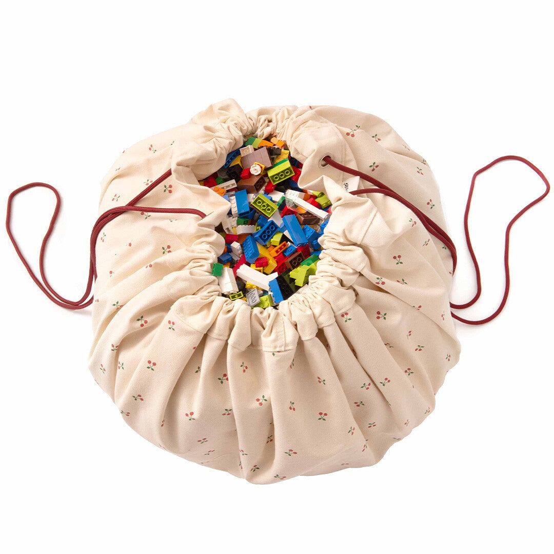 play&go speelkleed en opbergzak noomad - cherry cherry