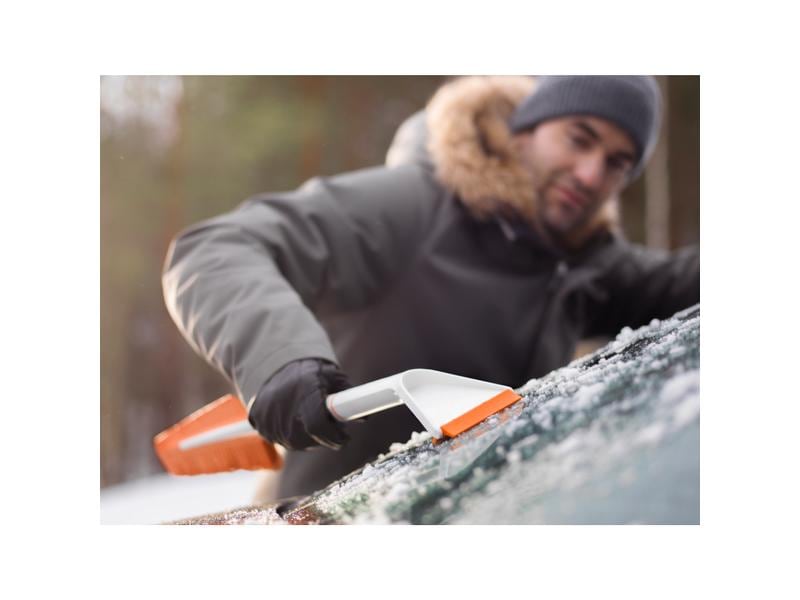 Fiskars SnowXpert Eiskratzer und Schneebürste, 67 cm Entfernen von Schnee und Eis