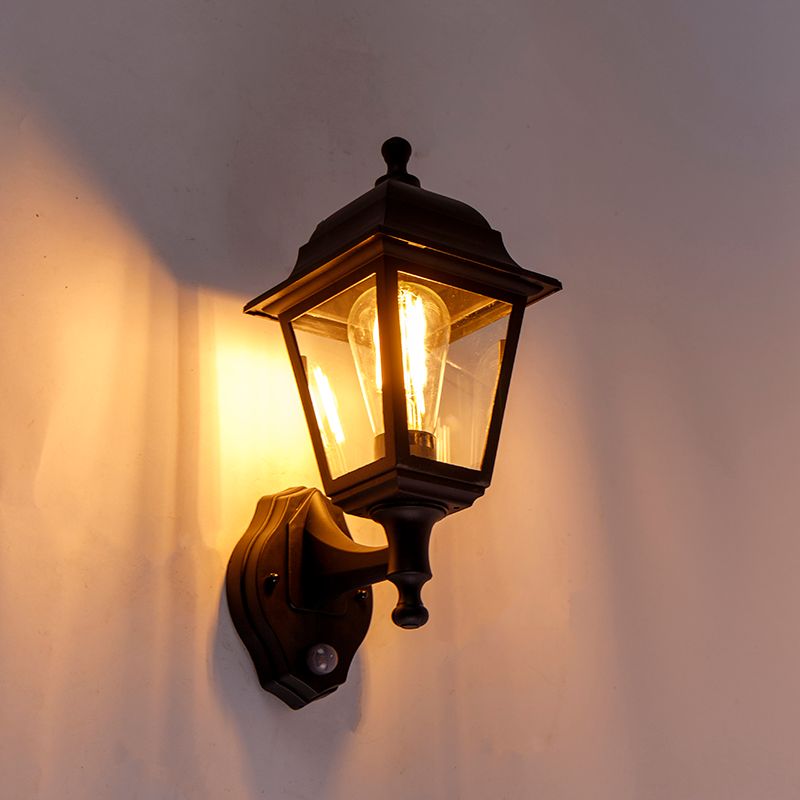 Klassieke buitenwandlamp zwart met bewegingsmelder - Capital