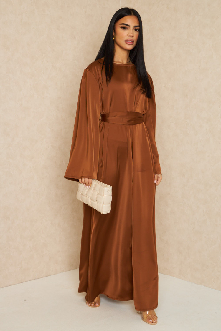 Robe ample ceinturée et satinée marron