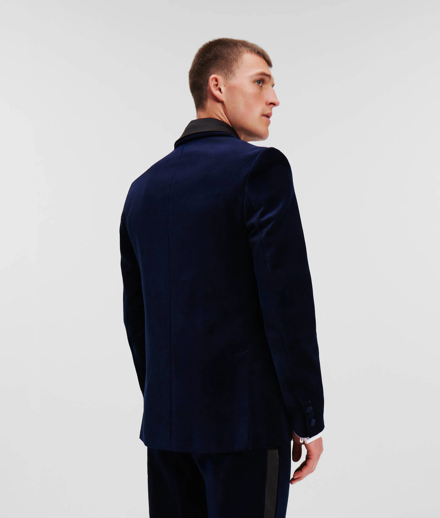 BLAZER EN VELOURS SÉLECTIONNÉ PAR HUN KIM