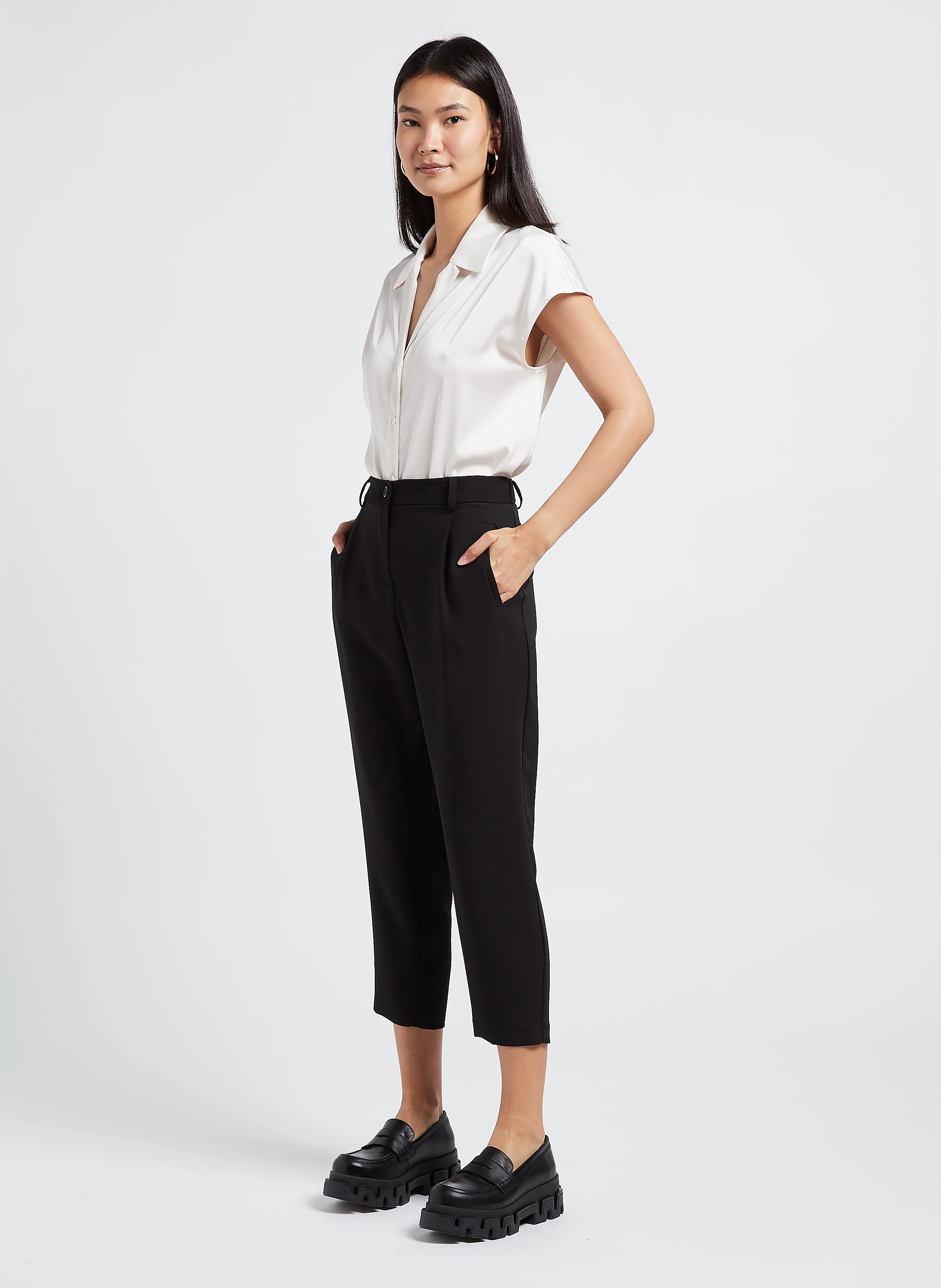 Chemise ample satinée à col en pointe | Beige