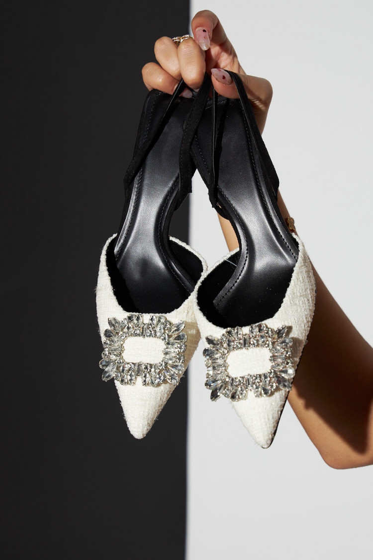 Sandale à talon à bout beige en tissu avec strass