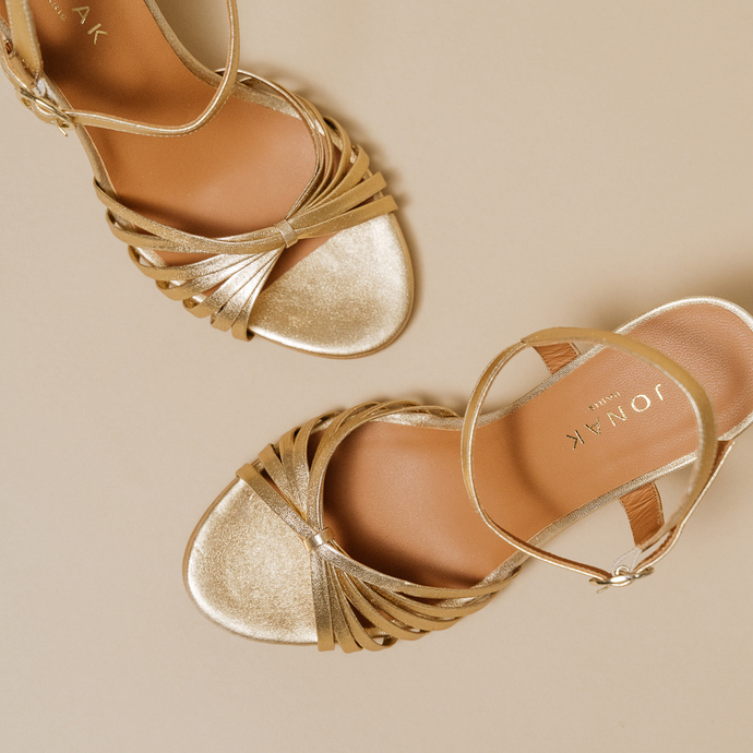 Sandales à brides croisées et bouts ouverts  en cuir métallisé or