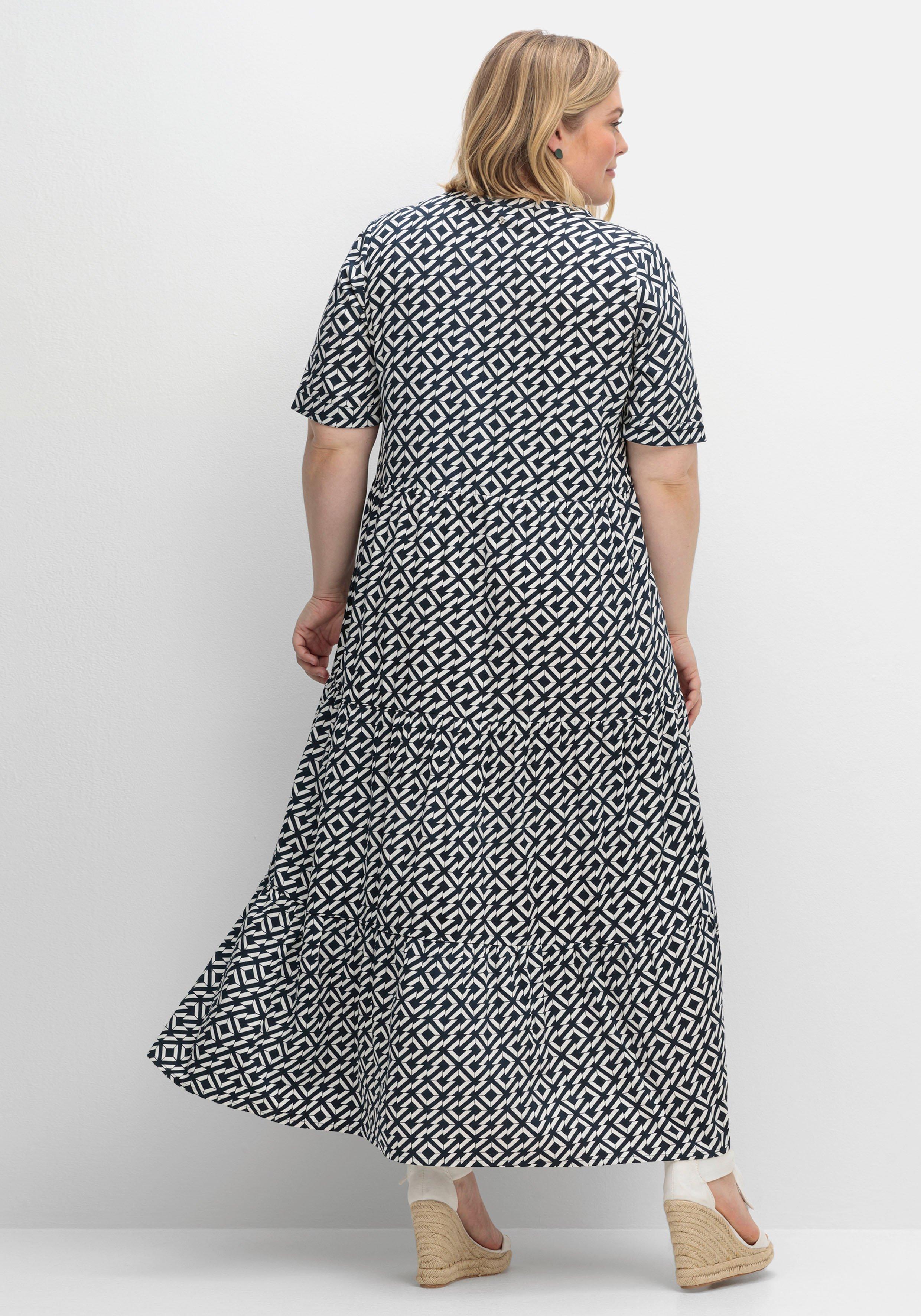 Maxikleid mit Alloverprint und Stufenvolants
