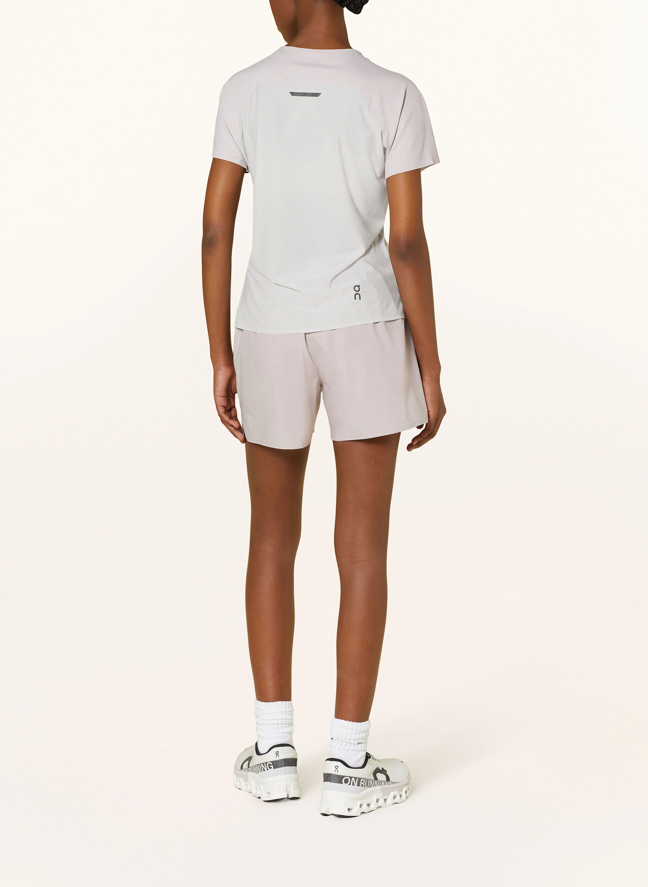 On 2-in1-Laufshorts ESSENTIAL