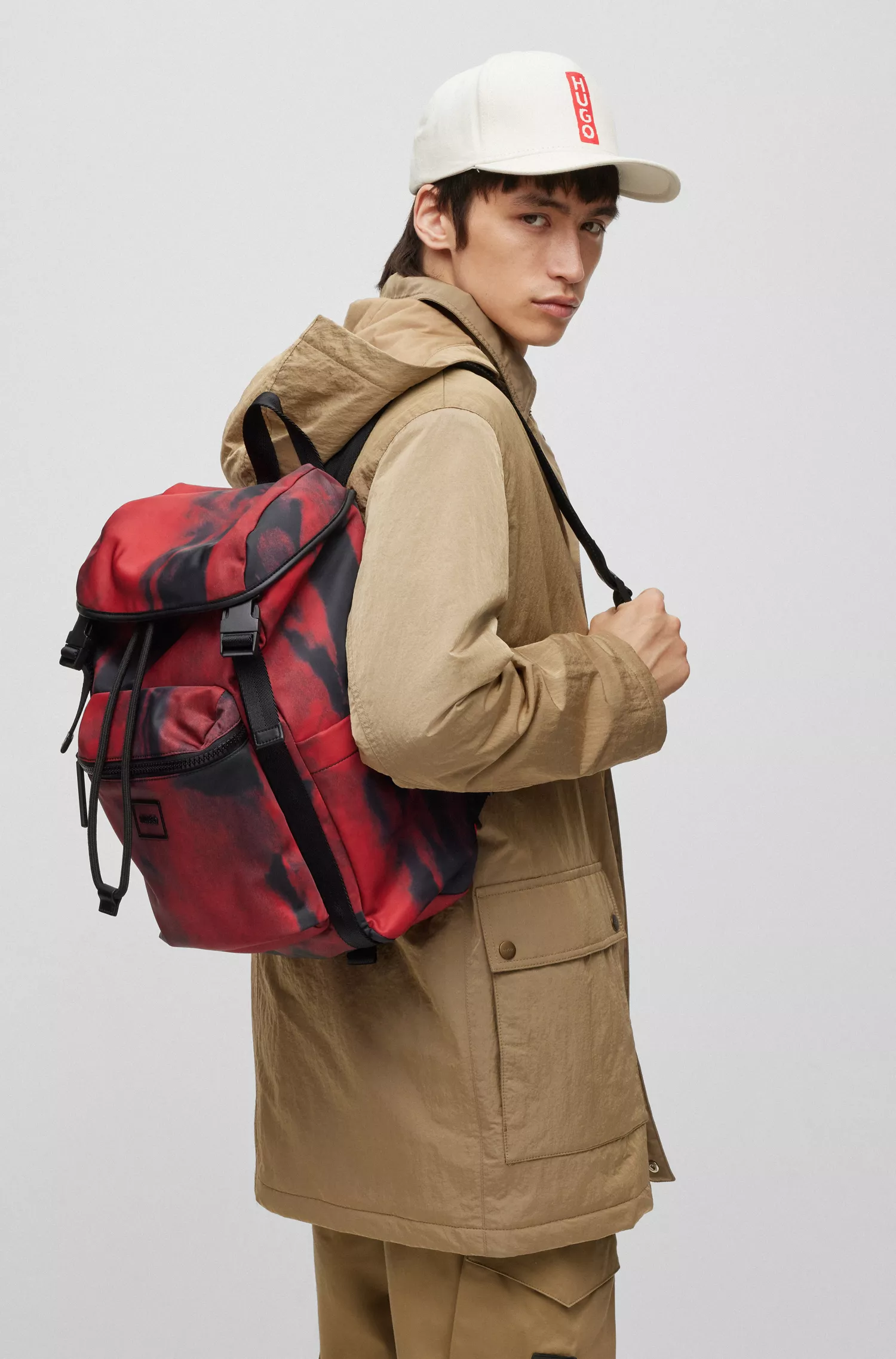 Mochila HUGO vermelha em material reciclado com estampa sazonal.
