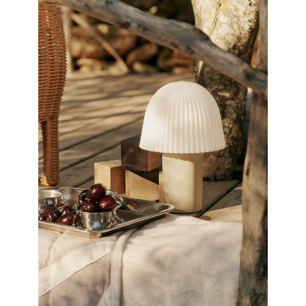 Køb Ferm Living Cashmere/White Flæse Bærbar Lampe