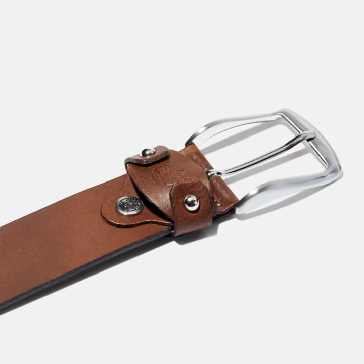 Cinto de couro com fivela quadrada e logotipo em laço para homens na cor marrom.