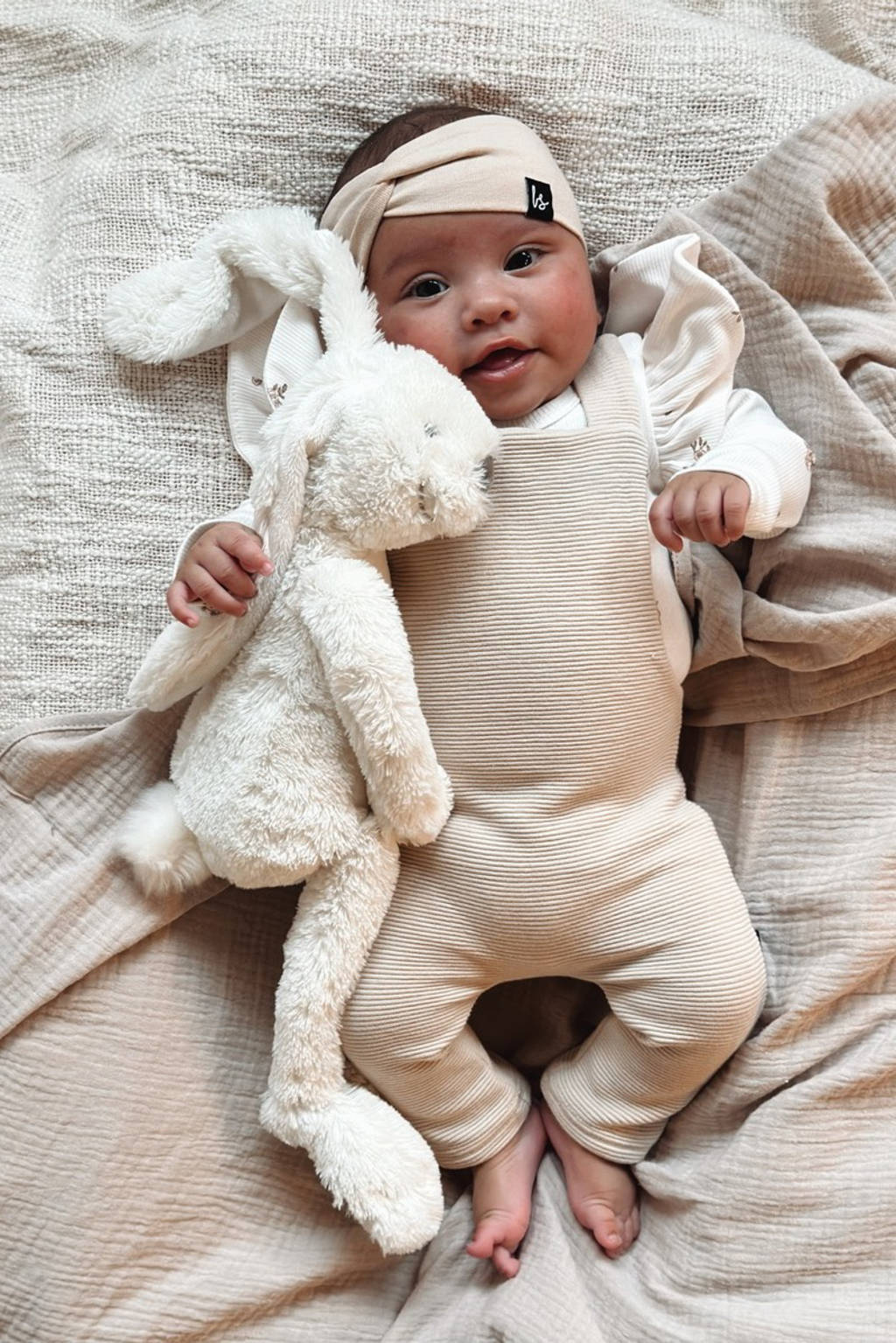 Babystyling romper met ruches offwhite/lichtbruin