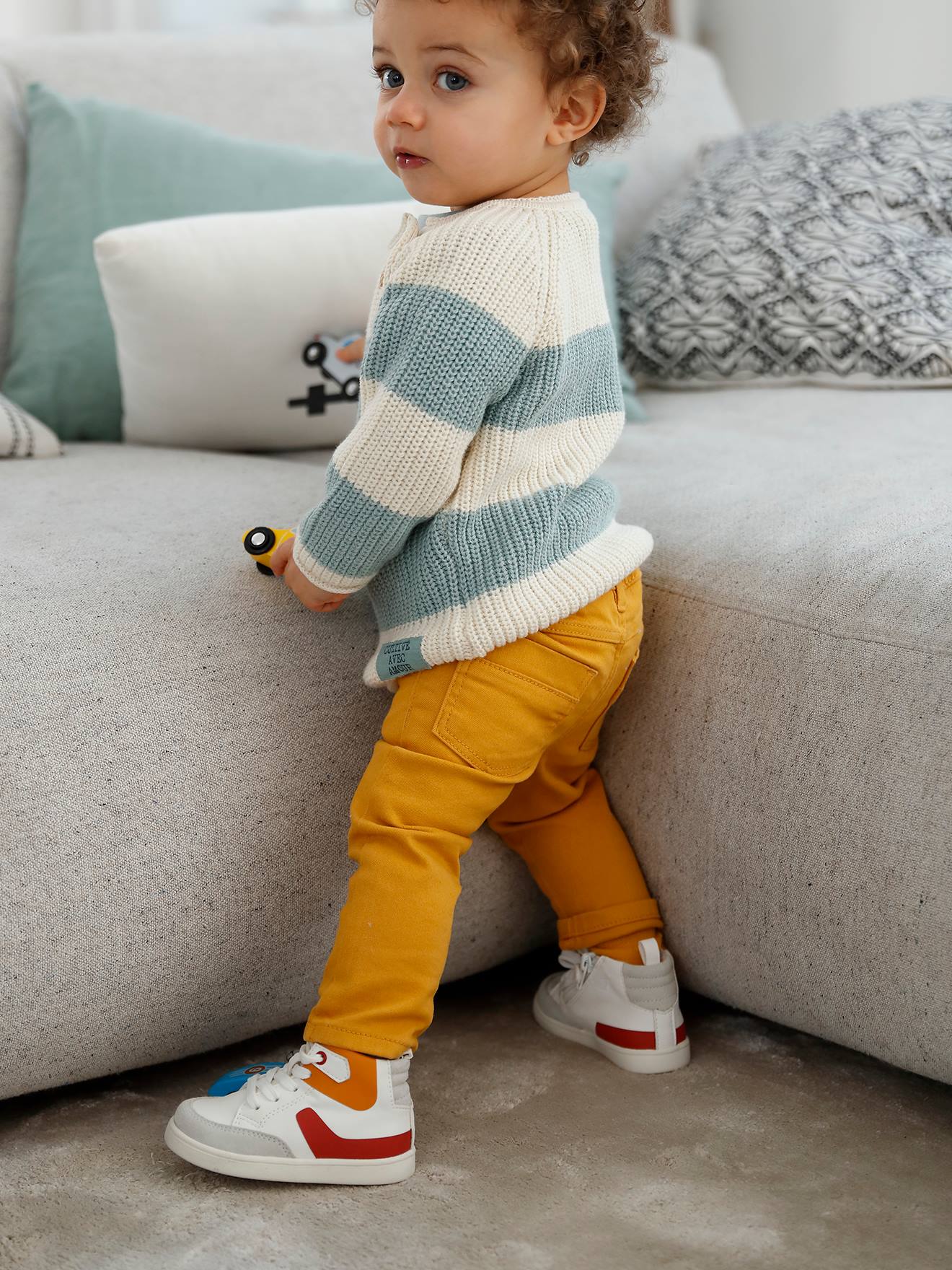 Tênis de cano alto para bebê menino, branco claro liso com estampas.