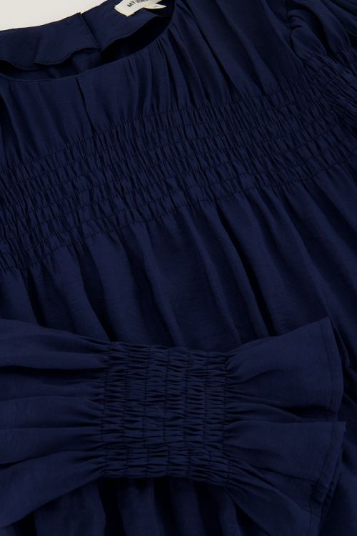 Donkerblauwe jurk met plooien & ruffle mouwtjes