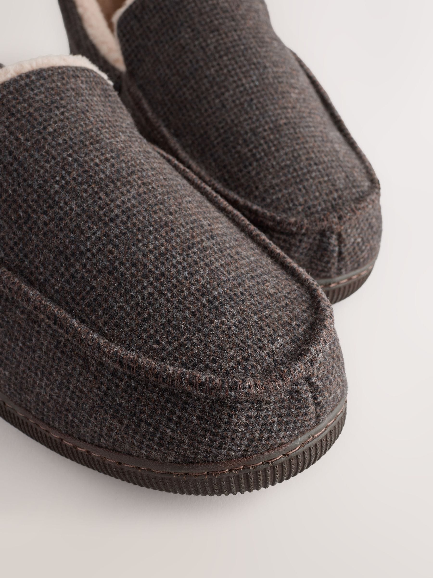 Bruin - Closed Back Textured Slippers
