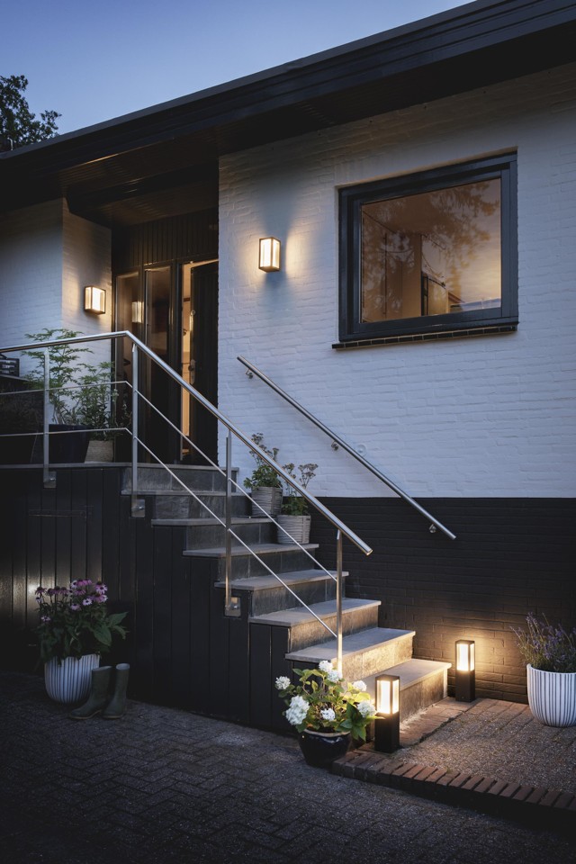 Philips Hue - Impress Post Black Outdoor - White & Color Ambiance