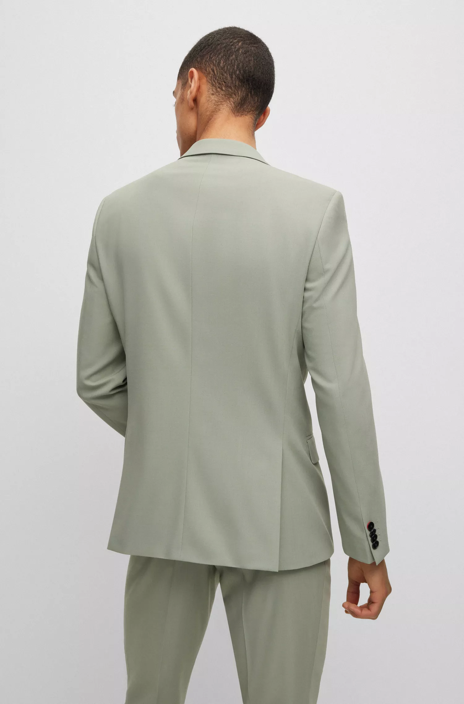 Terno HUGO vermelho, corte slim, em tecido elástico de alta performance.