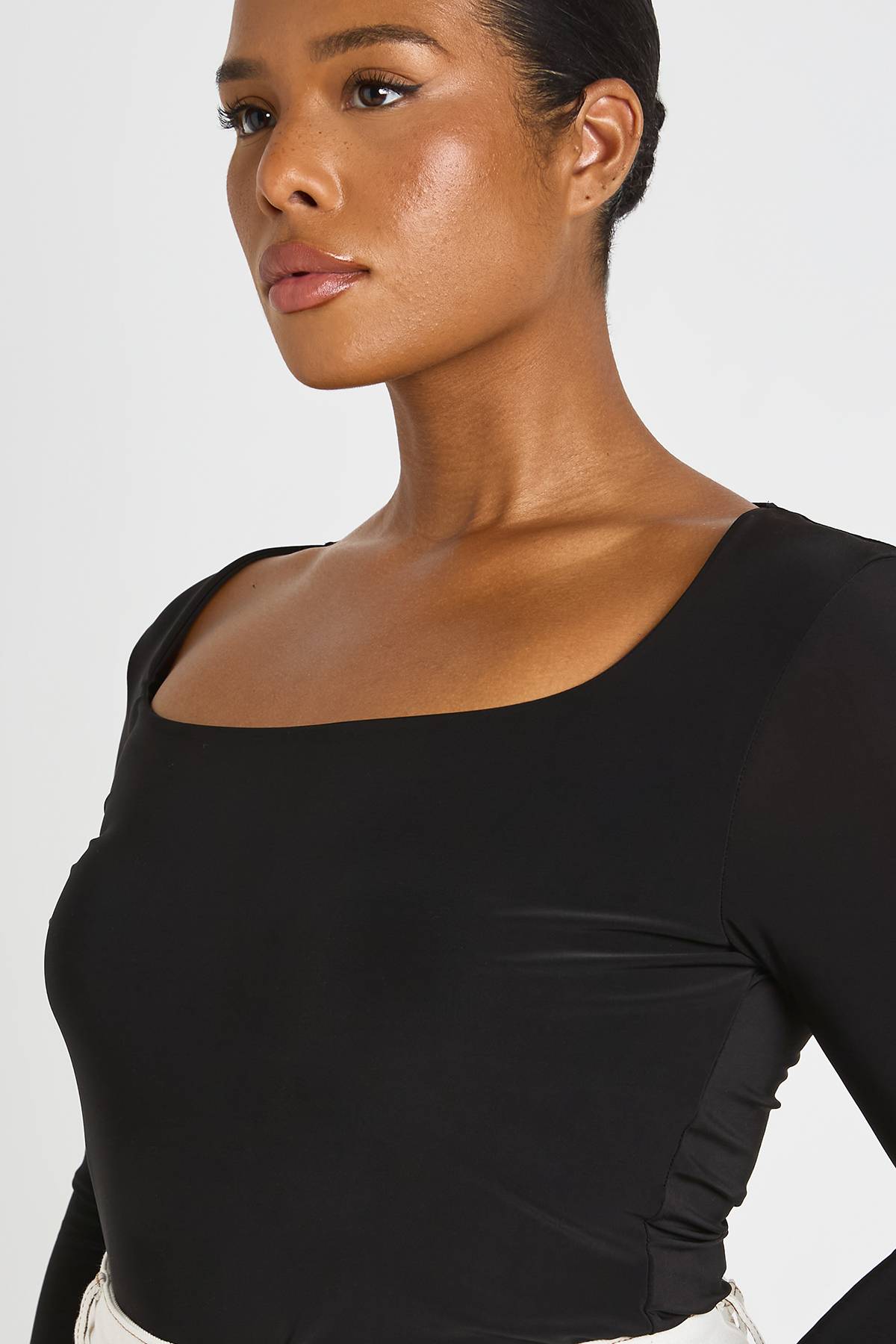 boohoo Haut Grande Taille À Manches Longues En Tissu Slinky Double Couche Et Encolure Carrée