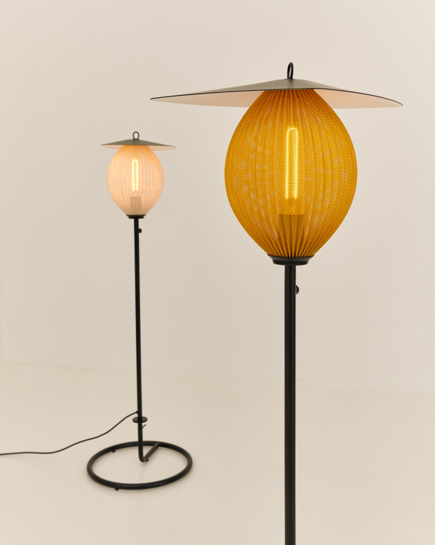 Gubi Satellite vloerlamp mustard gold semi matt