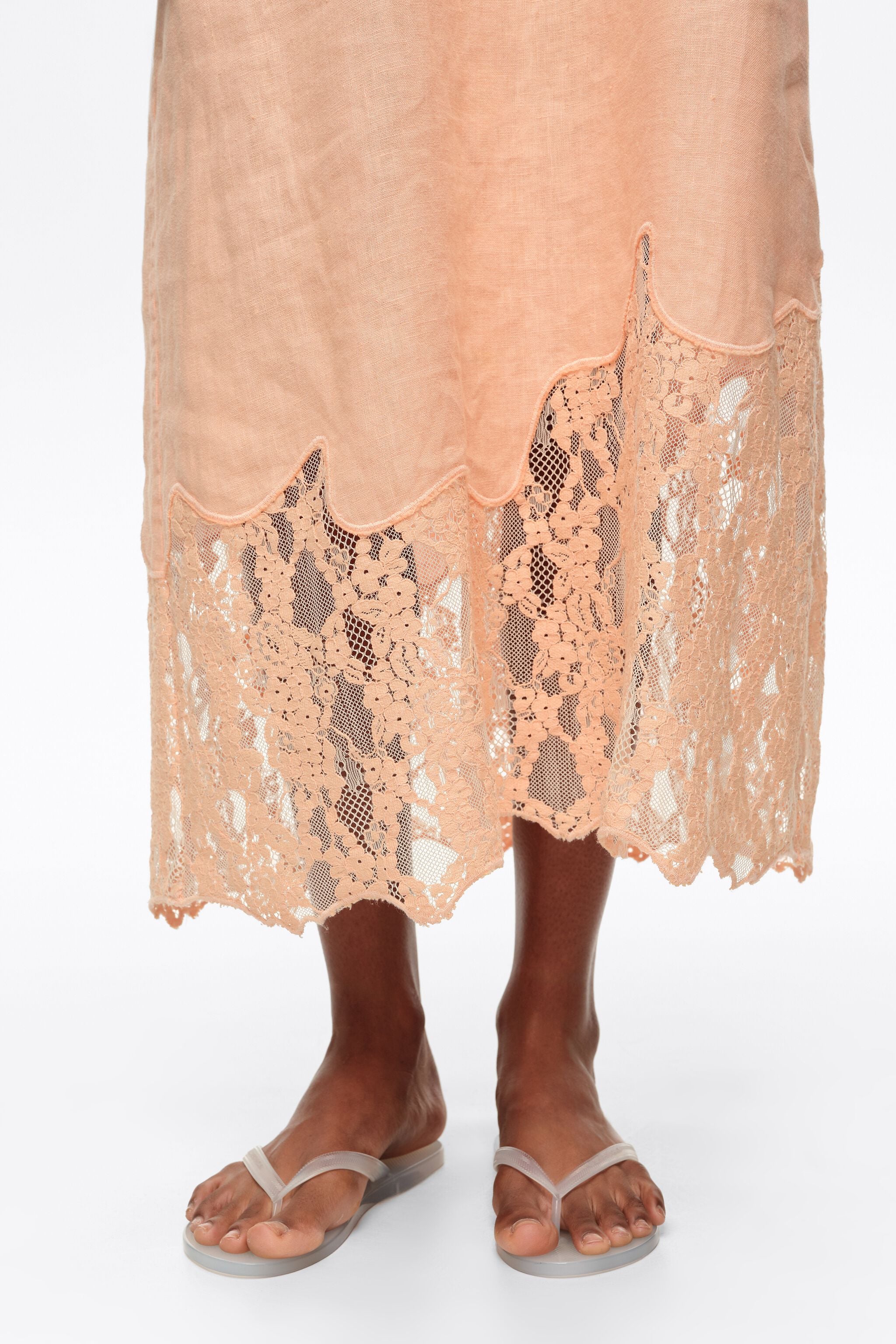 Vestido midi de linho lavado na cor laranja com renda.