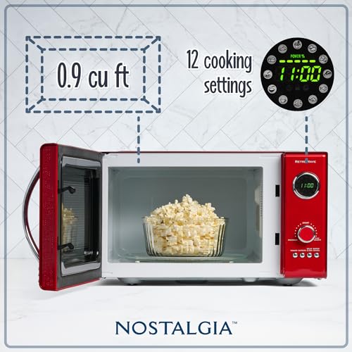 Nostalgia Four à Micro Ondes de Comptoir Rétro   Grand 800 Watts   25,4 L   12 Réglages de Cuisson Préréglés   Horloge Numérique   Appareils de Cuisine   Rouge : Cuisine et Maison