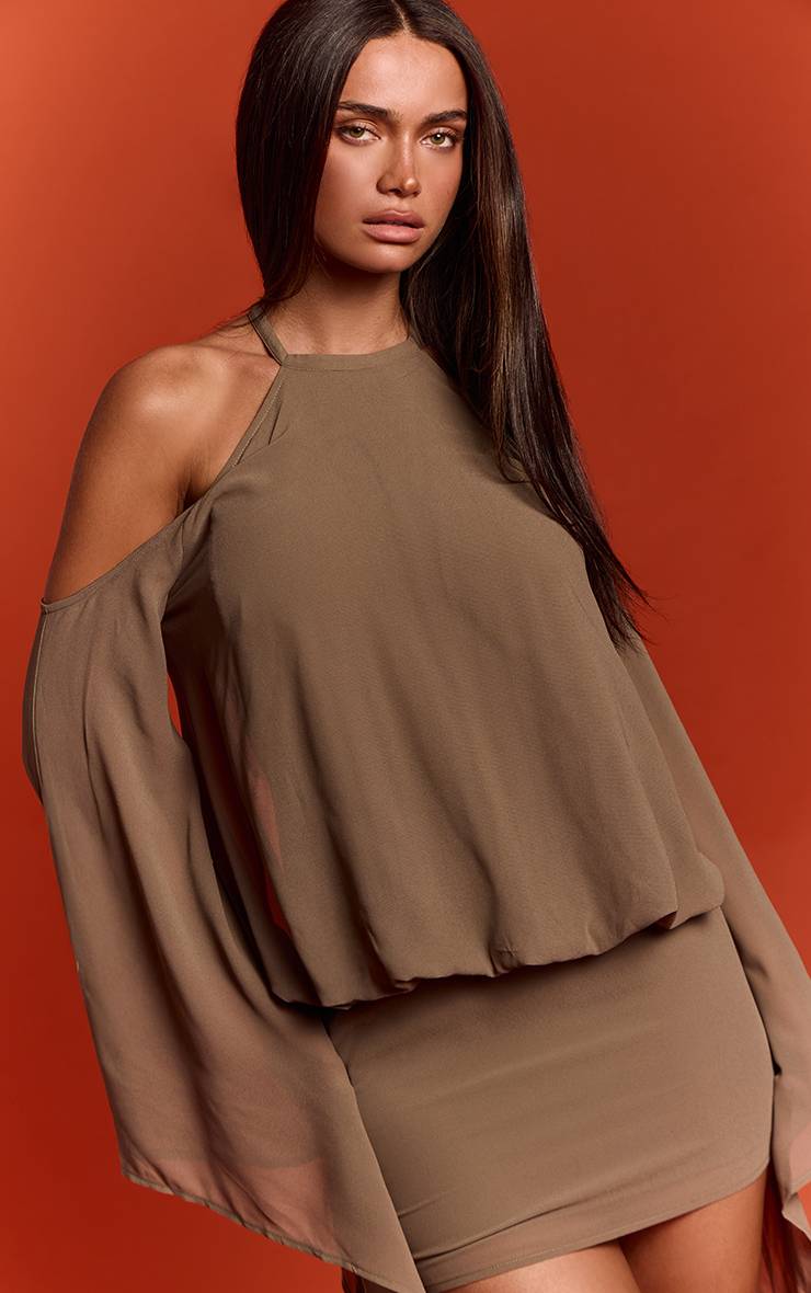 Taupe Robe Courte En Mousseline Épaules Dénudées Dos Ouvert Avec Perles Et Pompons