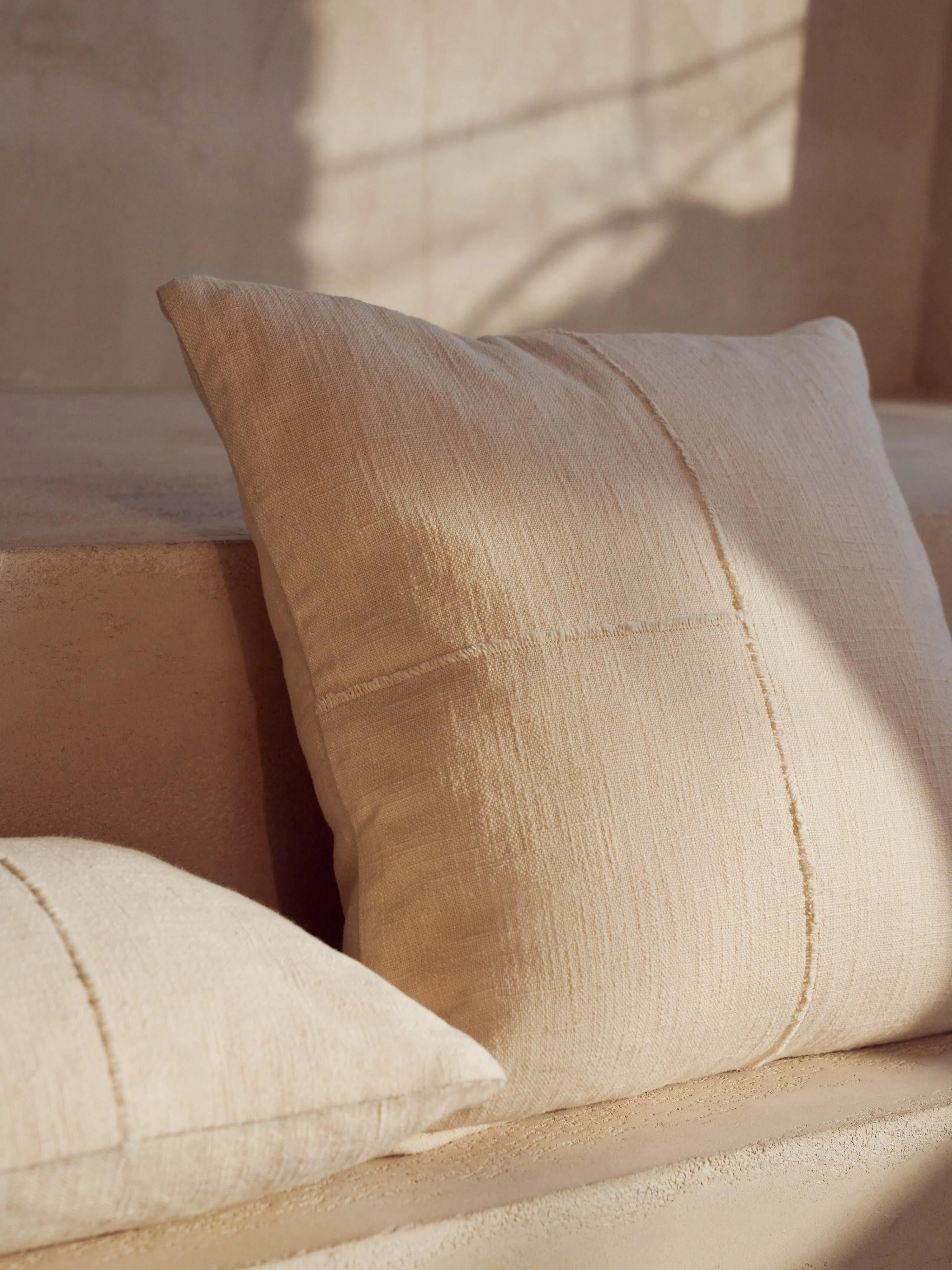 Katoenen kussenhoes Terre met decoratieve naad