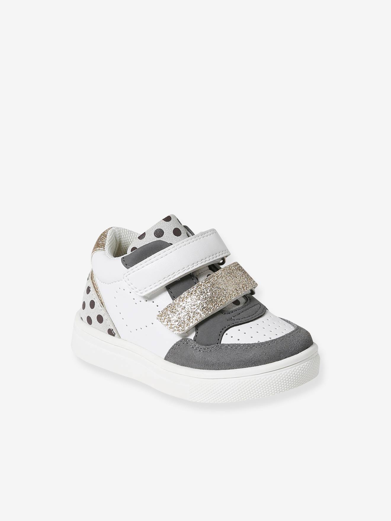 Tênis branco para bebê com fecho de velcro
