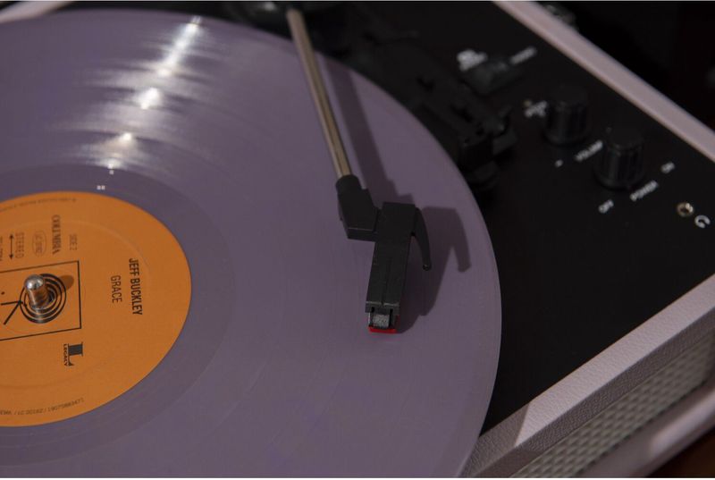 Crosley Voyager CR8017B-AM - Amethyst Lichtroze - Bluetooth in/uit Platenspeler