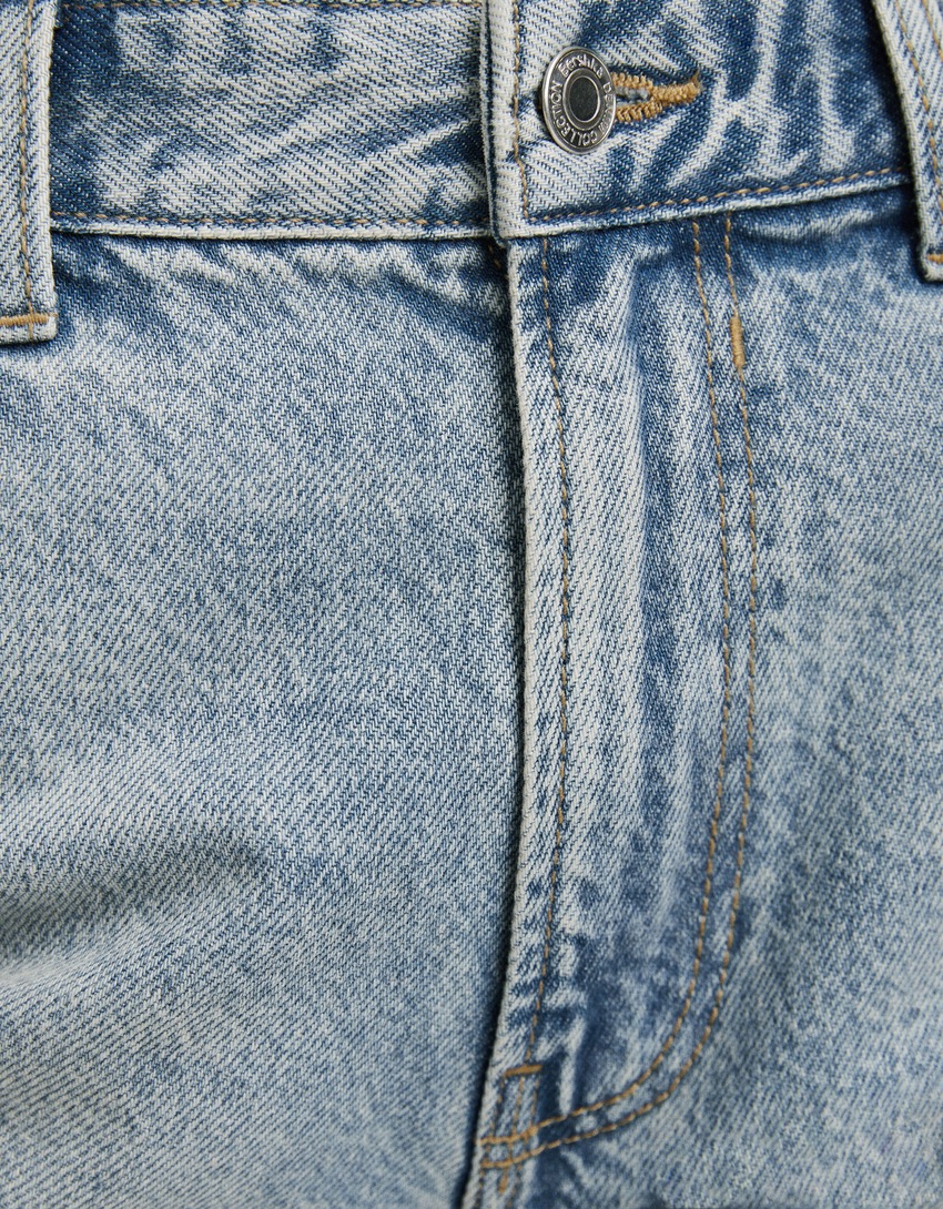 Calça jeans rasgada de perna larga dos anos 90