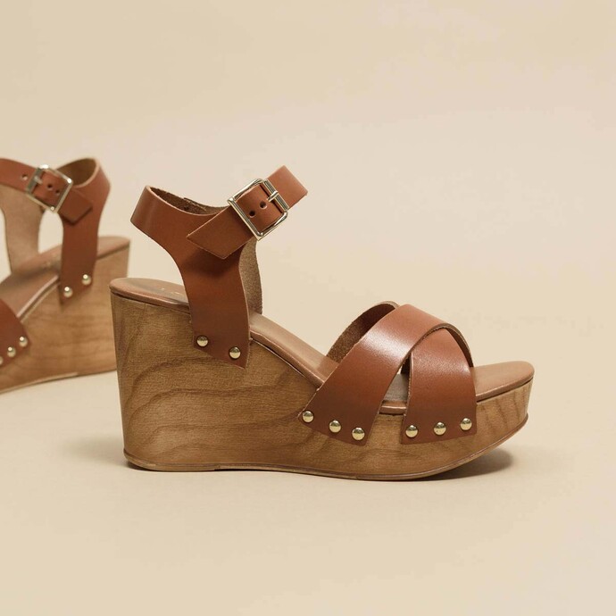 Sandales à semelles compensées et brides croisées  en cuir cognac