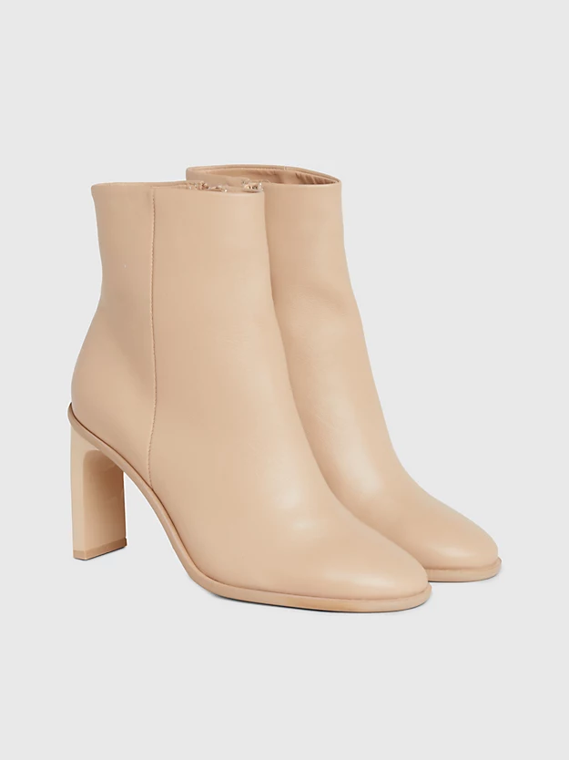 Botas de couro até o tornozelo com salto