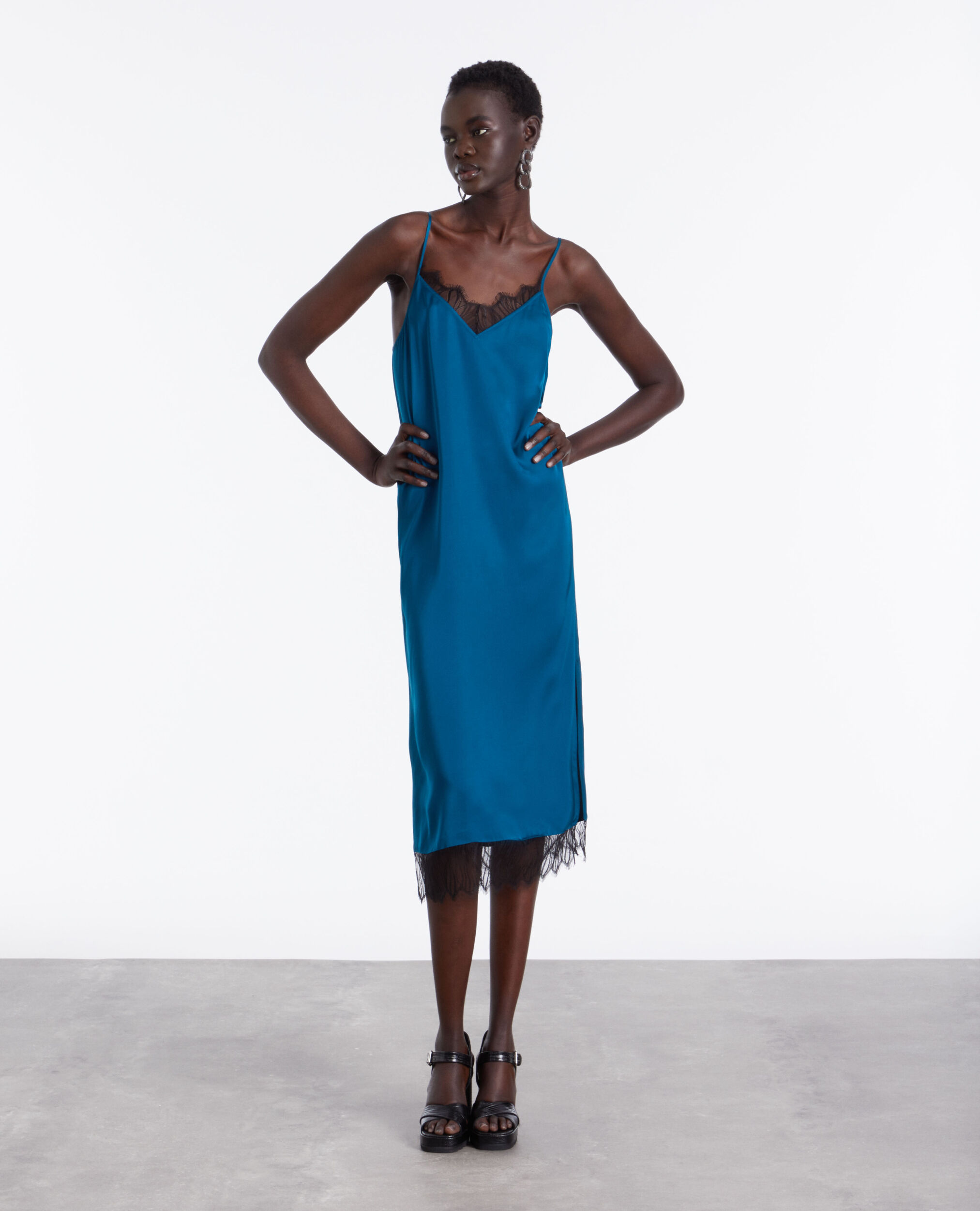 Robe nuisette longue bleue avec détails en dentelle