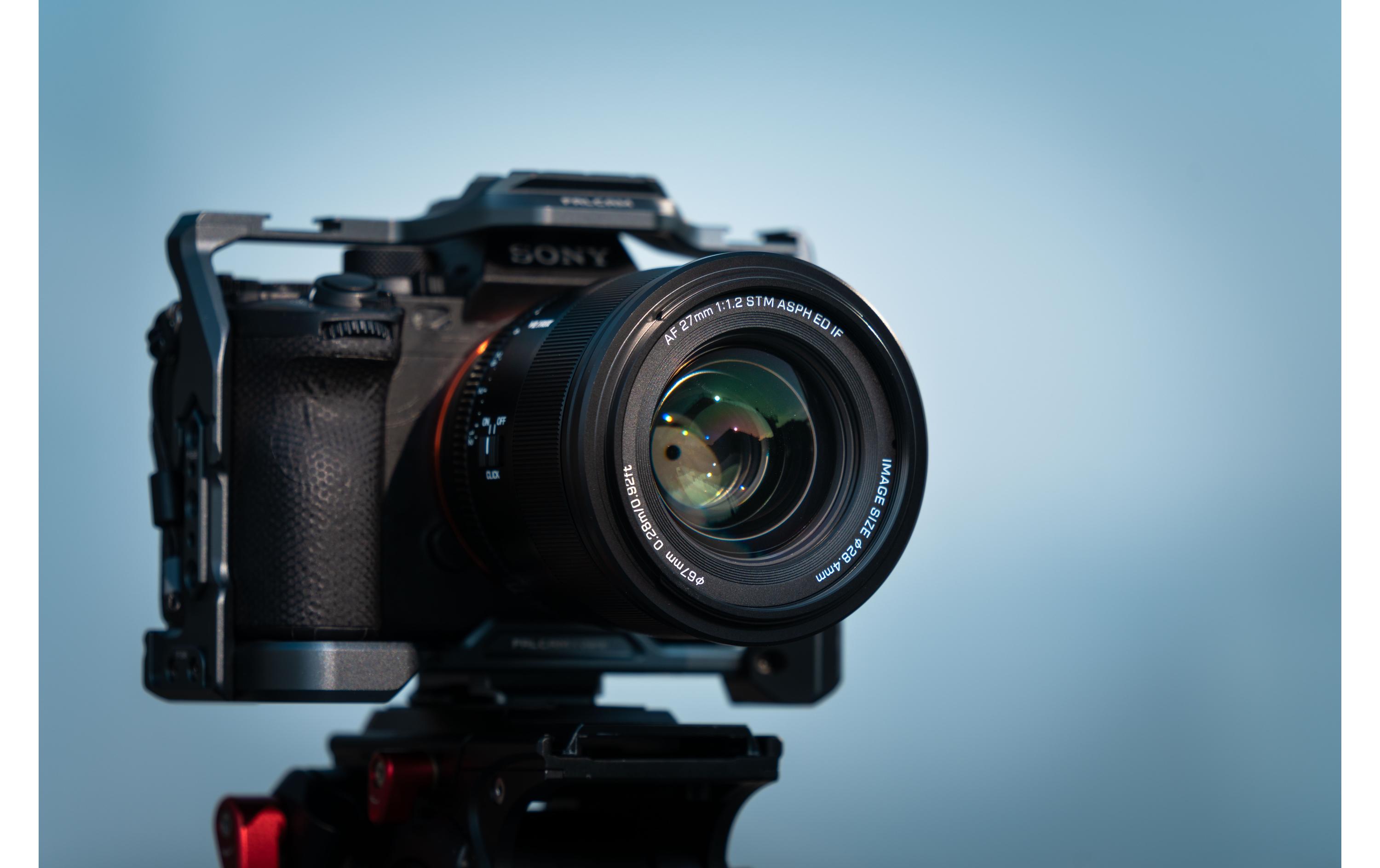 Festbrennweite AF 27mm F/1.2 Pro – Sony E-Mount<br>APS-C-Objektiv mit grosser Blende und Autofokus für Sony