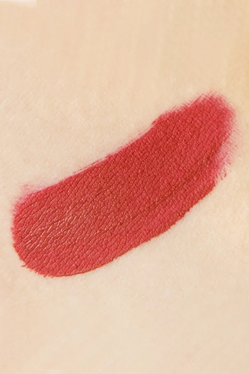 The Balm Maak kennis met Matte Hughes in Loyal Deep Red