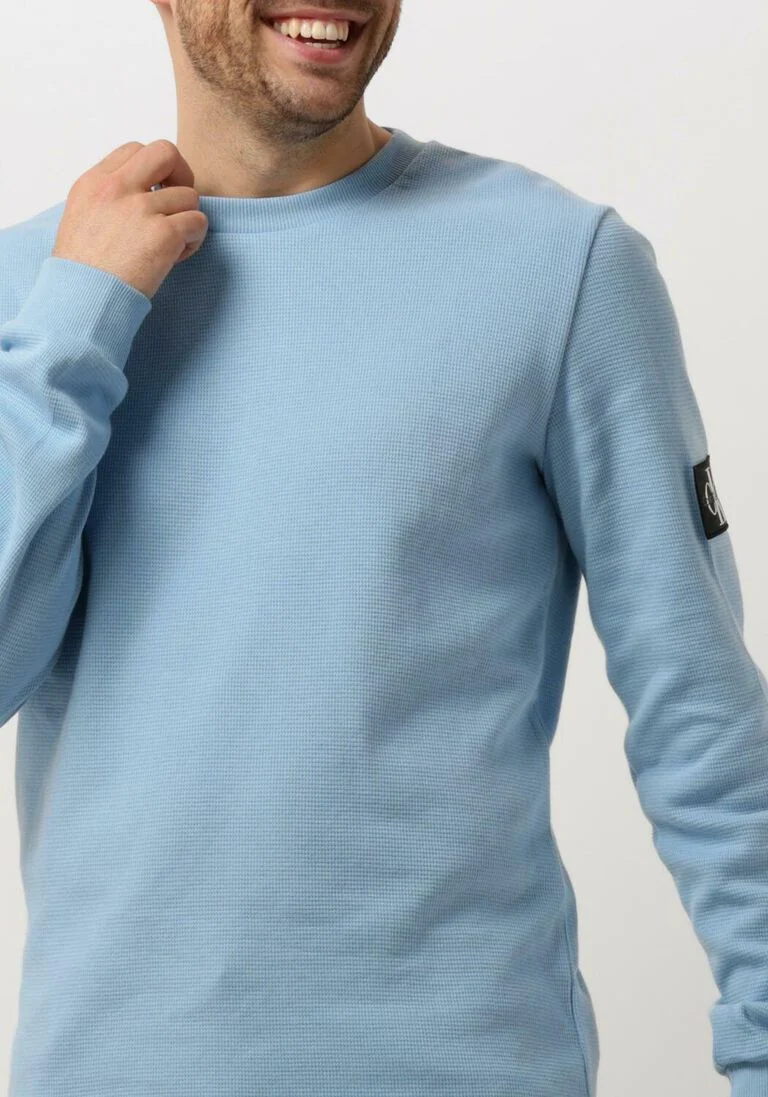 CALVIN KLEIN lichtblauwe calvin klein trui badge waffle ls tee