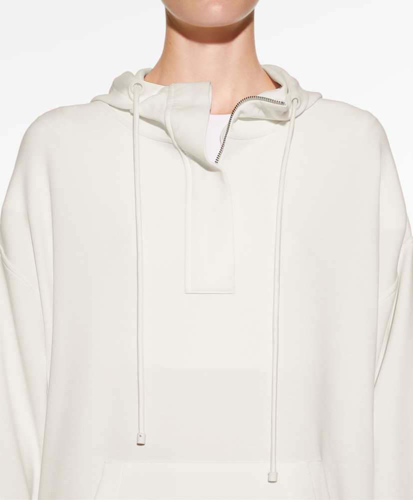 Moletom oversized em modal com toque macio e zíper.