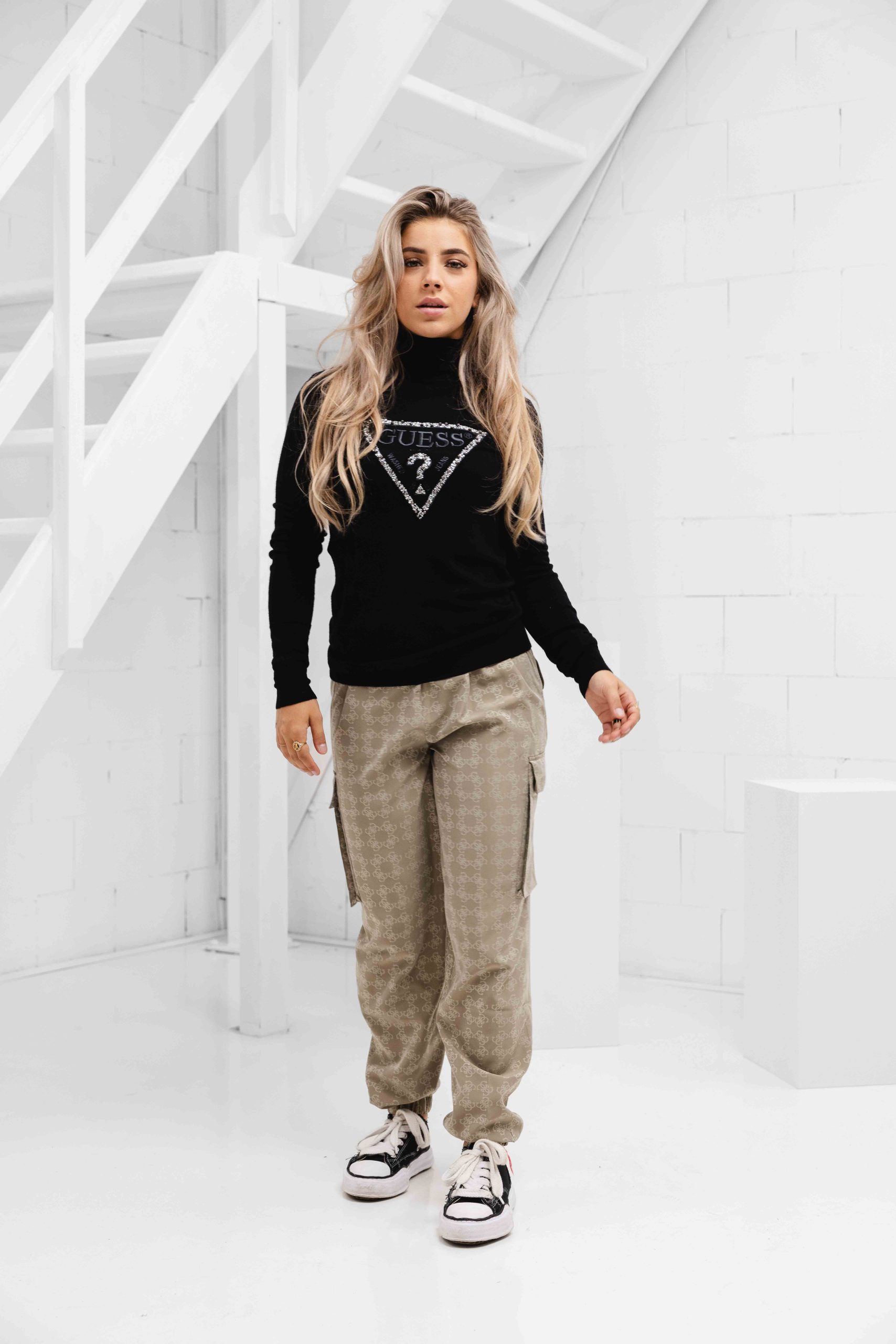 Guess Piper Triangle Logo Sweater Dames Zwart