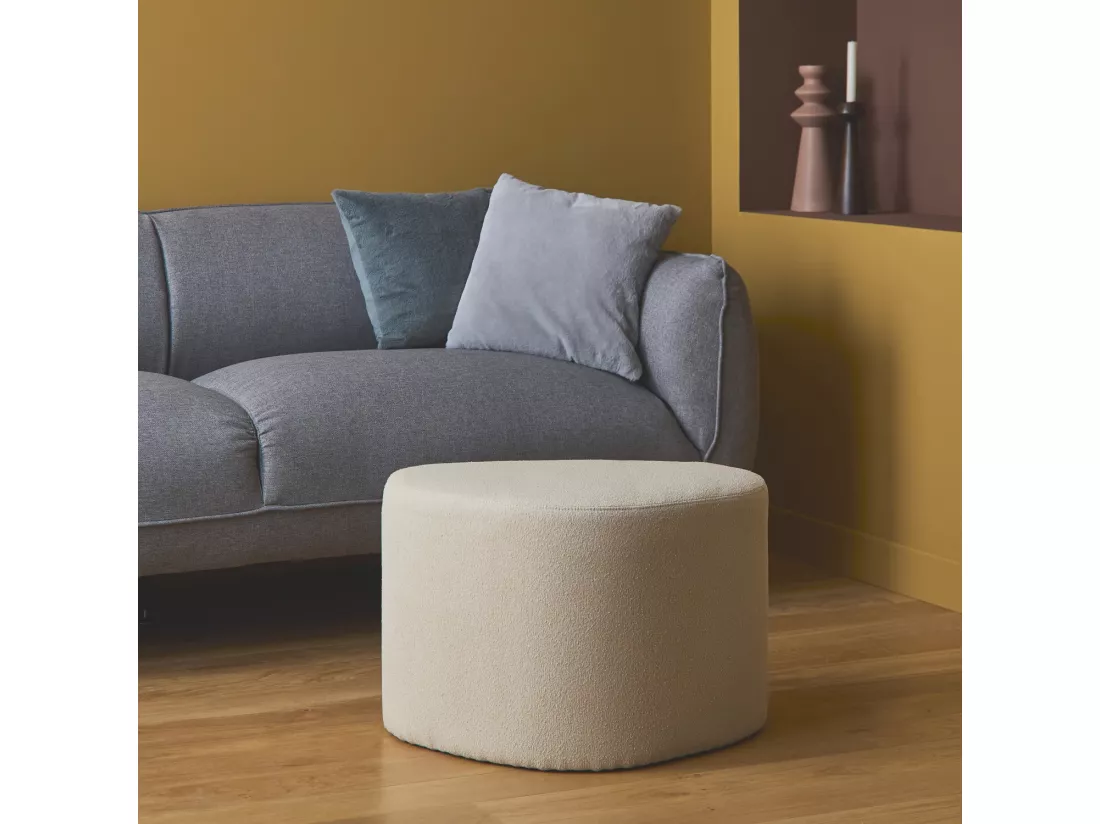 tabouret. pouf en forme de galet en tissu beige. TAO L 60 x P 44 x H 40cm