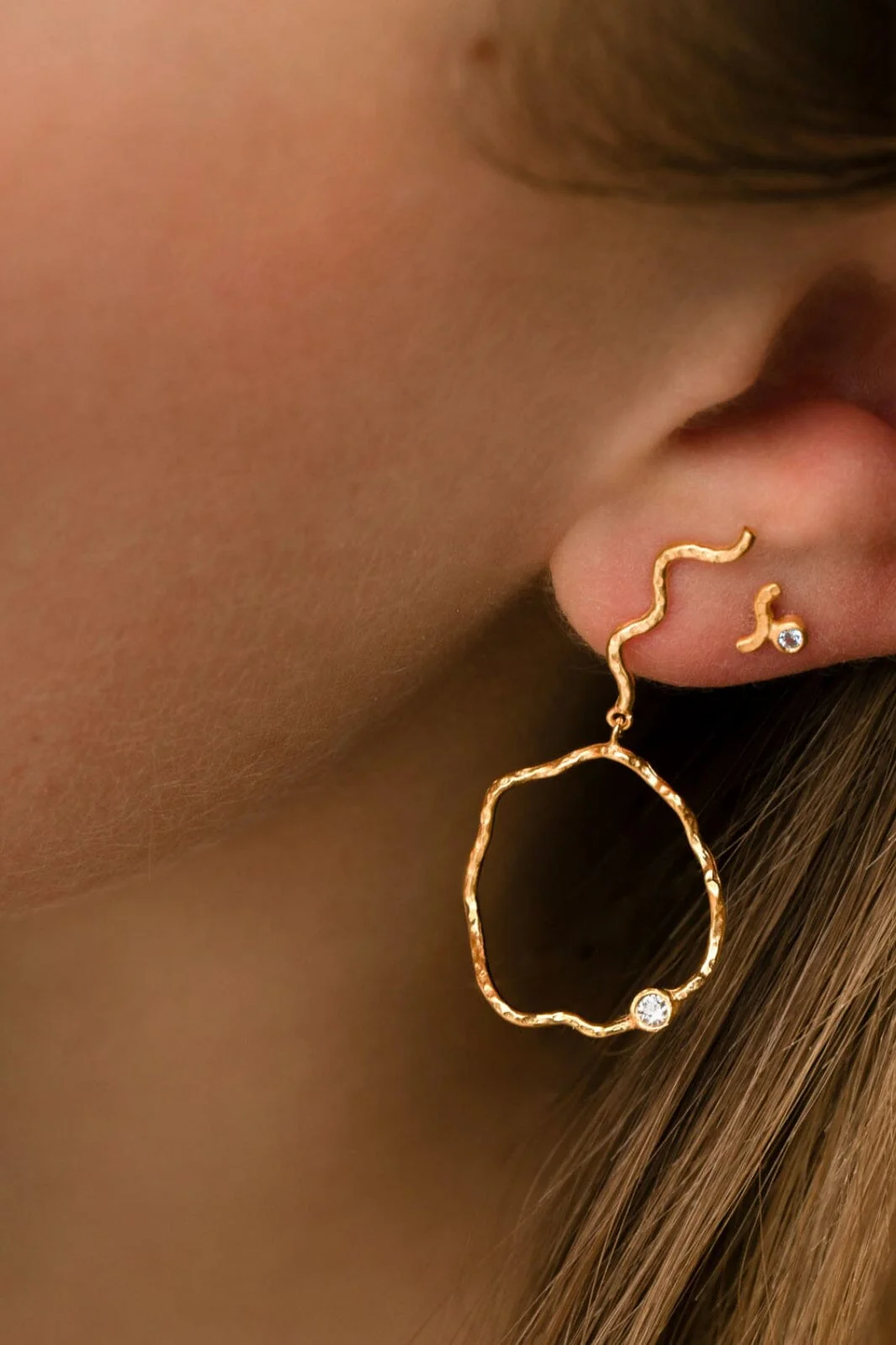 Stine A Petit Wave Earring Goldenen With Stone