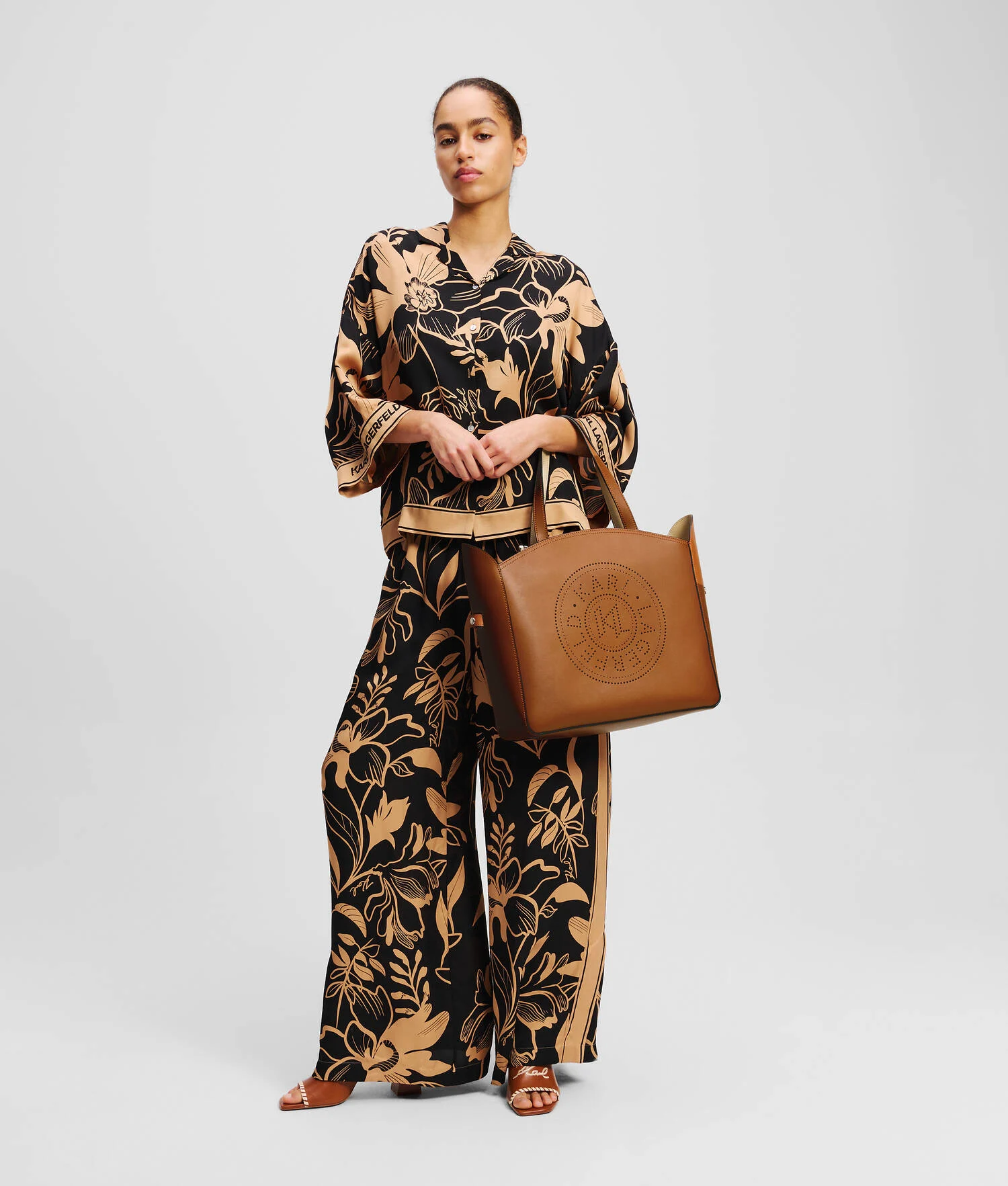 SAC CABAS PERFORÉ K/CIRCLE AVEC POCHETTE - Tan foncé