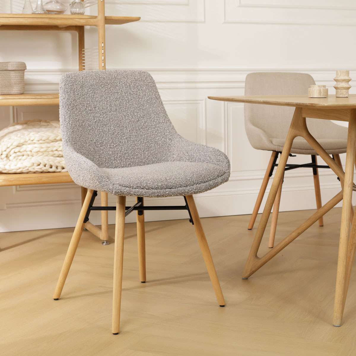 Eetkamerstoel Nena-Isa bouclé taupe - naturel onderstel
